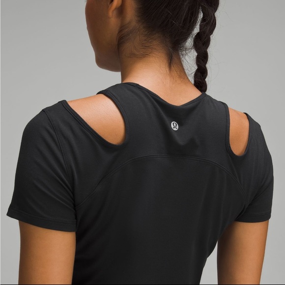 Shoulder Cut-Out Yoga T-Shirt In Black - Picture 5 of 9